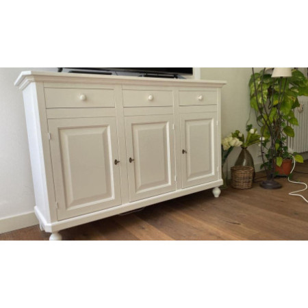 Credenza classica in legno bianco opaco con gambe a cipolla.