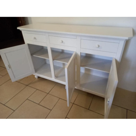 La credenza classica con gambe a cipolla in legno bianco opaco è un elemento d'arredo elegante