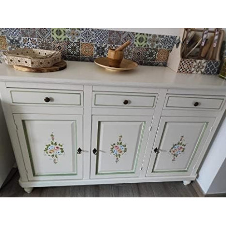 Elegante credenza in legno bianco lucido con decorazioni verdi, in stile shabby chic.