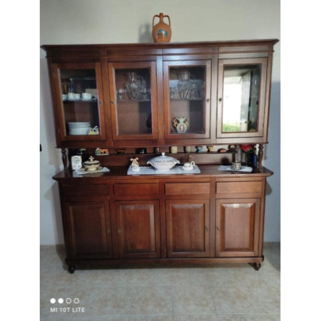 Cristalliera classica in legno noce lucido con 8 ante (4 superiori in vetro e 4 inferiori in legno) e 4 cassetti.