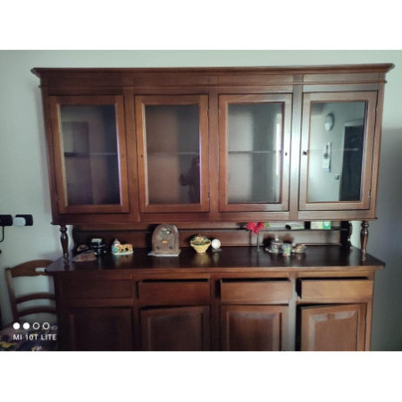 cristalliera classica in legno noce lucido, misura 196x43x218 cm, rappresenta l'eleganza e la funzionalità. Dotata di 8 ante