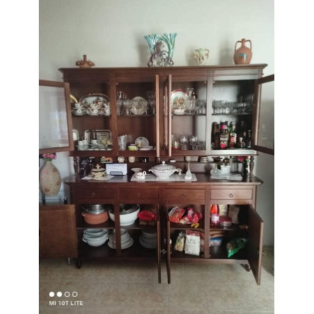 Cristalliera  vetrina mobile è perfetto per la cucina o qualsiasi altra stanza della casa grazie al suo design versatile.