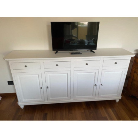 Elegante credenza classica in legno bianco opaco con 4 ante è un'opera di arte povera