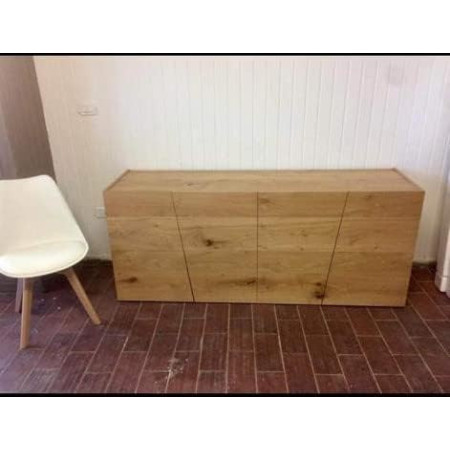 Credenza con quattro ante, in legno rovere nodato spazzolato colore naturale con gambe in metallo.