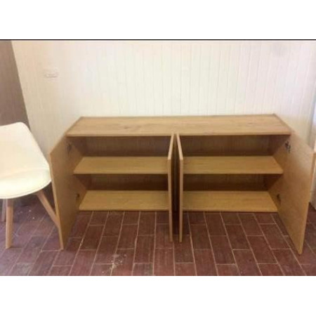 Credenza con quattro ante, in legno rovere nodato spazzolato colore naturale con gambe in metallo.