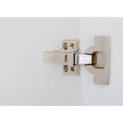 Ampio Armadio Bianco con 4 Ante: Stile Classico e Qualità