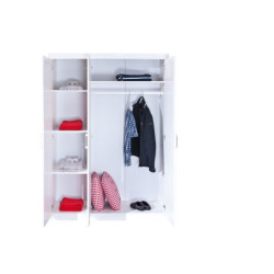 armadio in pino massello verniciato ad acqua offre un design elegante e funzionale