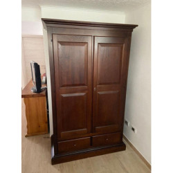 Armadio  2 ante, 2 cassetti, ripiano interno e asta appendiabiti, misura 125x61x200 cm.