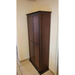 elegante armadio stipo in stile arte povera è realizzato con una solida struttura in legno massello e MDF