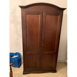 armadio  Con 2 ante, un bastone appendiabiti e ripiani, misura 107x55x197 cm.