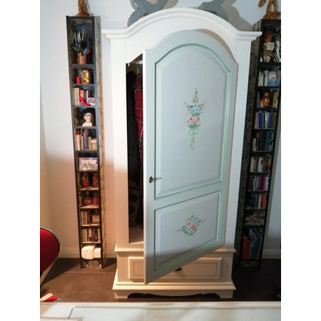 armadio-arte-povera-in-legno-massello-e-mdf-con-rifinitura-in-bianco-lucido-con-decori
