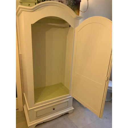 armadio-arte-povera-in-legno-massello-e-mdf-con-rifinitura-in-bianco-lucido-con-decori