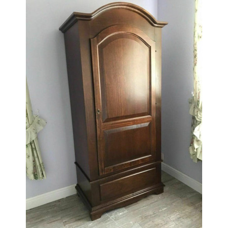 armadio in legno massello e MDF con rifinitura in noce lucido è un complemento d’arredo elegante