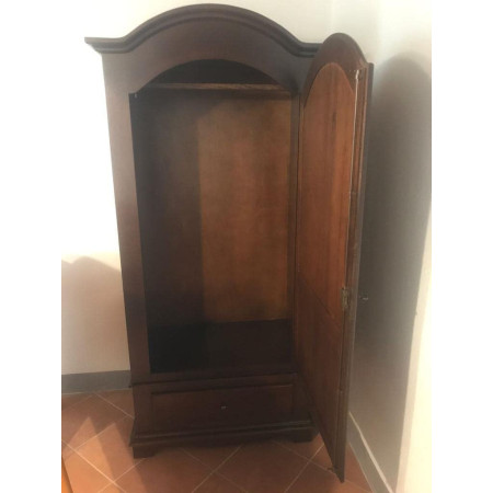 armadio arte povera unisce l'eleganza del noce lucido con la robustezza del legno massello e MDF