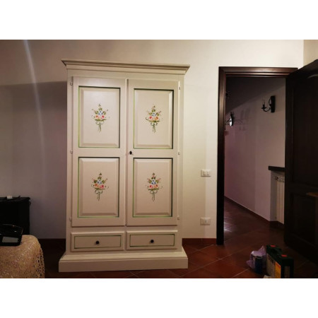 armadio  misure di 125x61x200 cm garantiscono sufficiente spazio per riporre gli indumenti.
