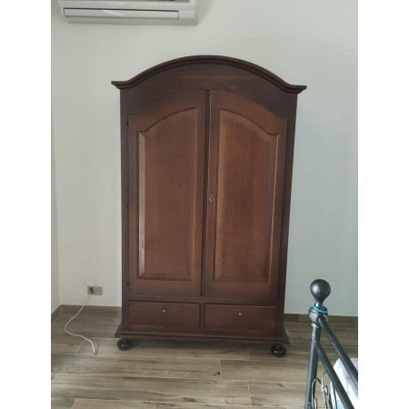 elegante armadio in noce lucido, realizzato in legno massello e MDF.