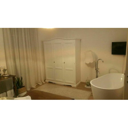 armadio-bianco-tre ante con ripiani-classico-camera da letto