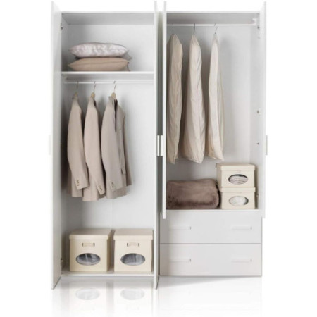 Armadio bianco frassinato con 4 ante, 2 cassetti e 2 tubi appendiabiti. Misure: 163,4x53,3x211 cm.