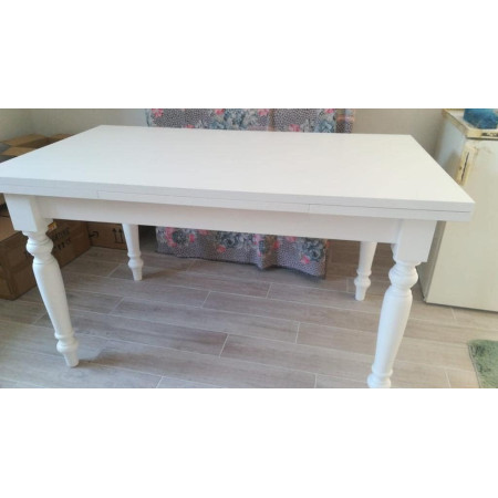 Elegante tavolo da pranzo classico in legno massello bianco opaco con gambe tornite.
