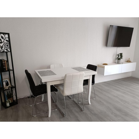 tavolo da pranzo classico in legno massello bianco opaco, una combinazione perfetta di eleganza e funzionalità.