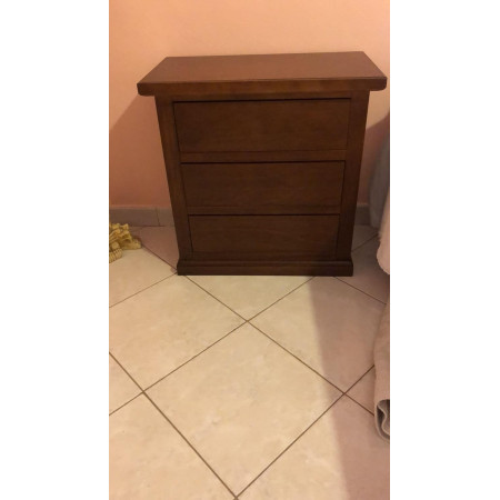 Eleganza e praticità per la tua camera da letto.  comò con cinque cassetti e due comodini con tre cassetti