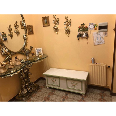 Cassapanca arte povera in legno massello bianco lucido con decori filo verde