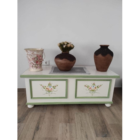 Cassapanca arte povera in legno massello bianco lucido con decori filo verde