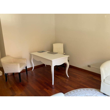 Scrivania classica in legno massello bianco opaco 130 cm