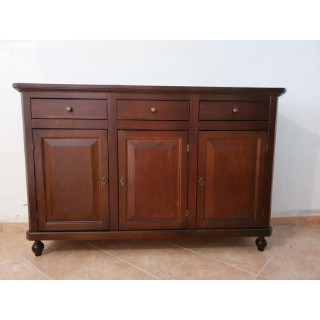 Credenza classica realizzata in legno di pioppo colore noce, con 3 ante e 3 cassetti