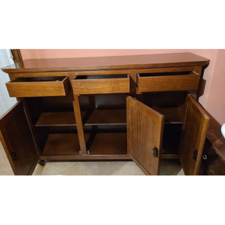 credenza classica è realizzata in legno di pioppo colore noce, con 3 ante e 3 cassetti