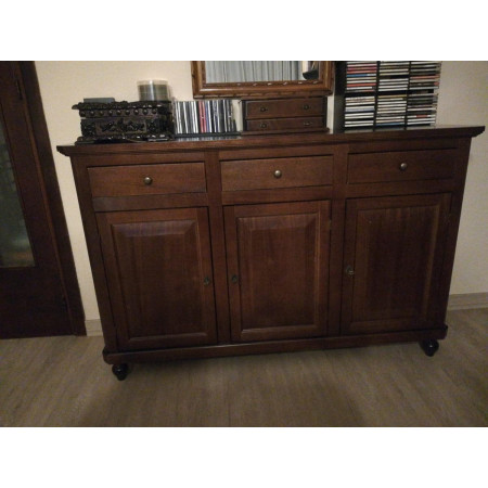 credenza classica è realizzata in legno di pioppo colore noce, con 3 ante e 3 cassetti offre spazio e funzionalità
