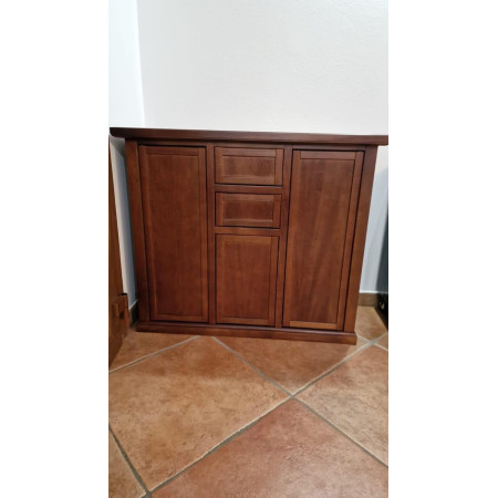Elegante credenza in legno noce lucido con tre ante e 2 cassetti.