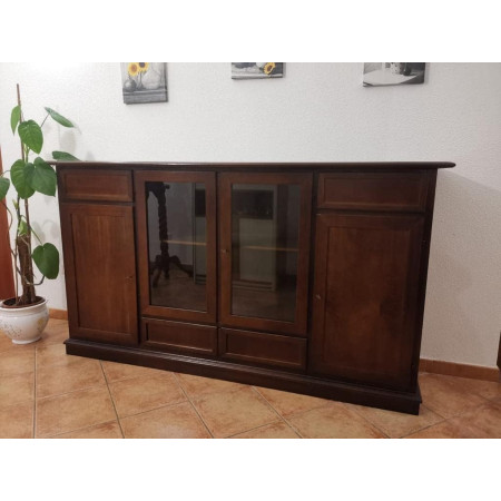 Elegante credenza in noce lucido, con 2 ante a vetro e 4 cassetti.