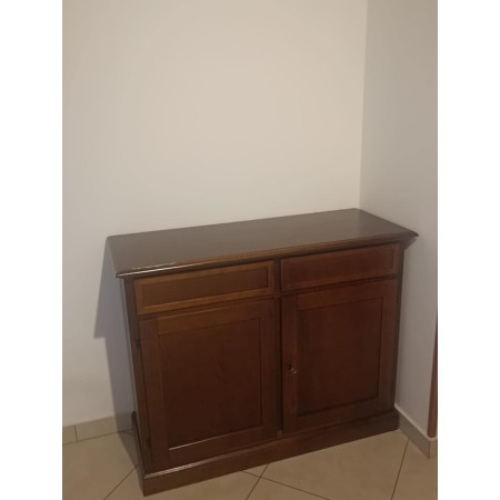 Credenza   2 ante e 2 cassetti per ampio spazio di stoccaggio. Design sobrio e raffinato.