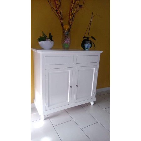 Credenza con 2 porte battenti e 2 cassetti. Completa di piedini arrotondati e manopole rotonde
