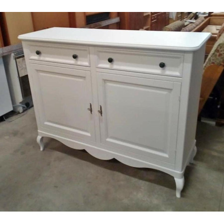 La credenza classica in bianco opaco è un pezzo di arredo elegante e funzionale