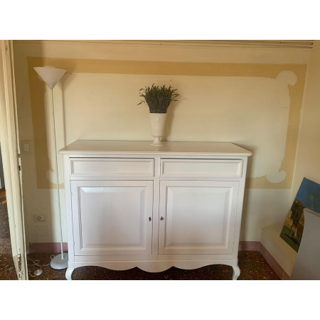 credenza  Le misure sono 145x49x116 cm, permettendo di adattarla a qualsiasi spazio.