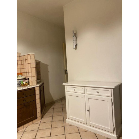 Credenza elegante in legno e MDF con rifinitura bianco opaco