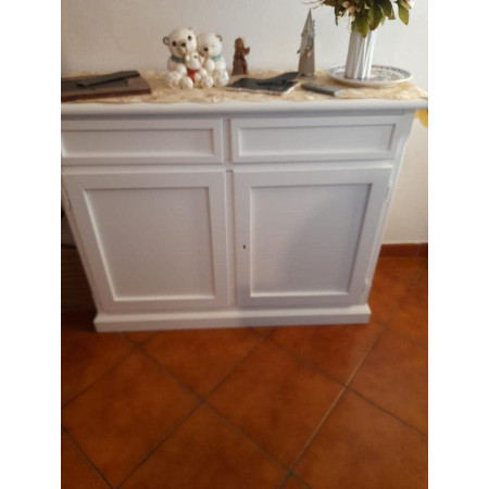 Credenza elegante in legno e MDF con rifinitura bianco opaco