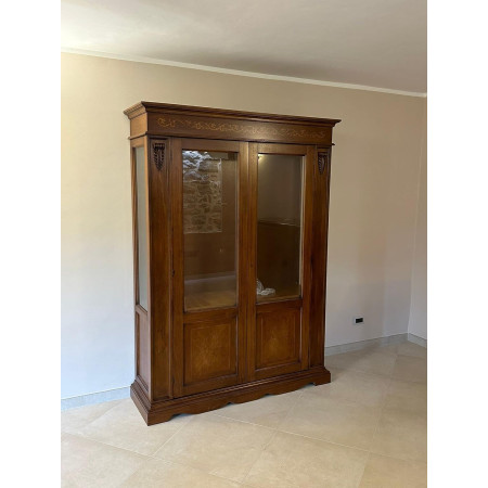 Vetrina classica in legno massello con rifinitura Bassano e inserti raffinati