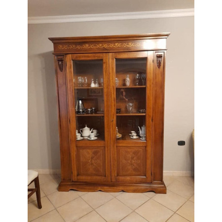 Vetrina Classica in Legno Rifinitura Bassano - Soluzione di Design Elegante