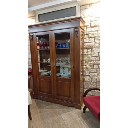 vetrina classica in legno con rifinitura Bassano, misurando 155x48x210 cm