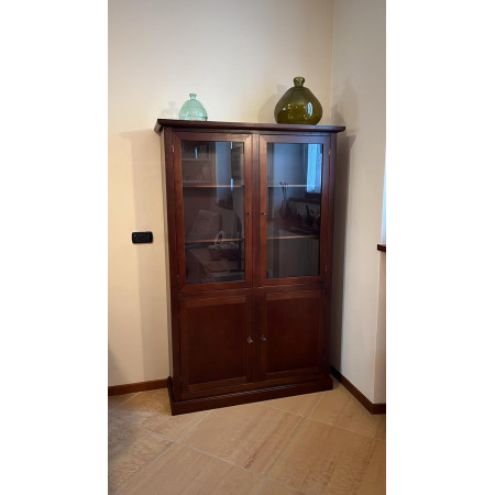 vetrina classica in legno noce lucido è un mobile elegante e funzionale, realizzato in stile classico