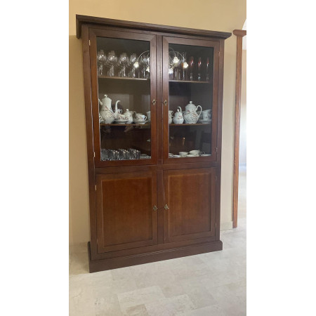 vetrina classica  Misure: 120x41x187 cm con 4 ante in legno e 2 ante con vetro superiori.