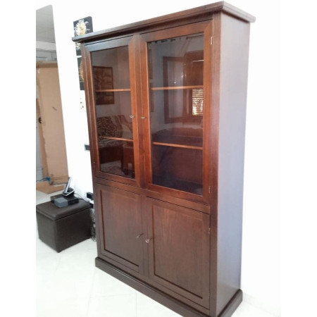 vetrina classica in legno noce lucido è un mobile di alta qualità e design elegante, realizzato in stile classico