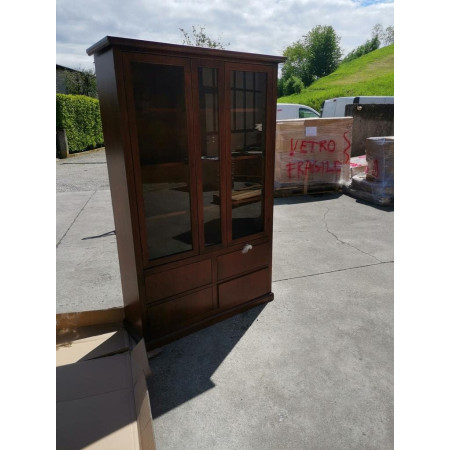 vetrina classica in legno noce lucido è un pezzo d'arredo elegante e funzionale, ideale per qualsiasi ambiente