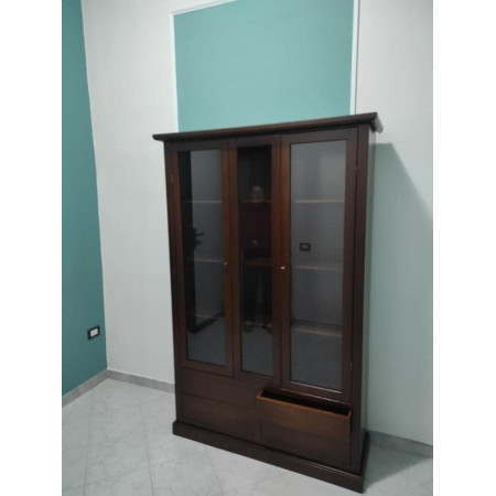 vetrina classica in legno noce lucido misura 119x40x185 cm.