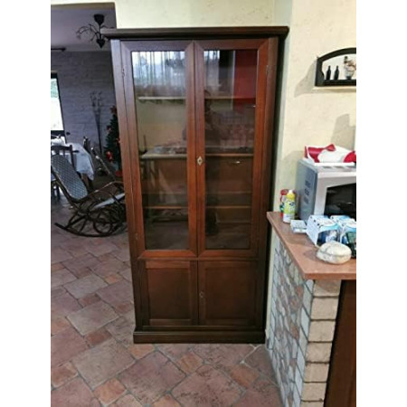 vetrina Dotata di  2 porte con ante battenti a telaio e vetro nella parte superiore, e 2 porte in legno nella parte inferiore
