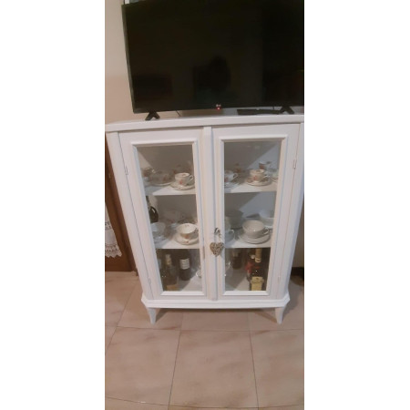 vetrina classica in legno bianco opaco è un'aggiunta elegante e funzionale per il tuo soggiorno