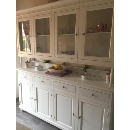 Cristalliera classica in legno bianco opaco con 8 ante, 4 cassetti e un ripiano tra la base e l'alzata